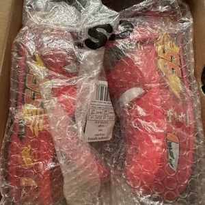 Lighting McQueen Crocs Men’s size 7/Women’s size 9 bnwt